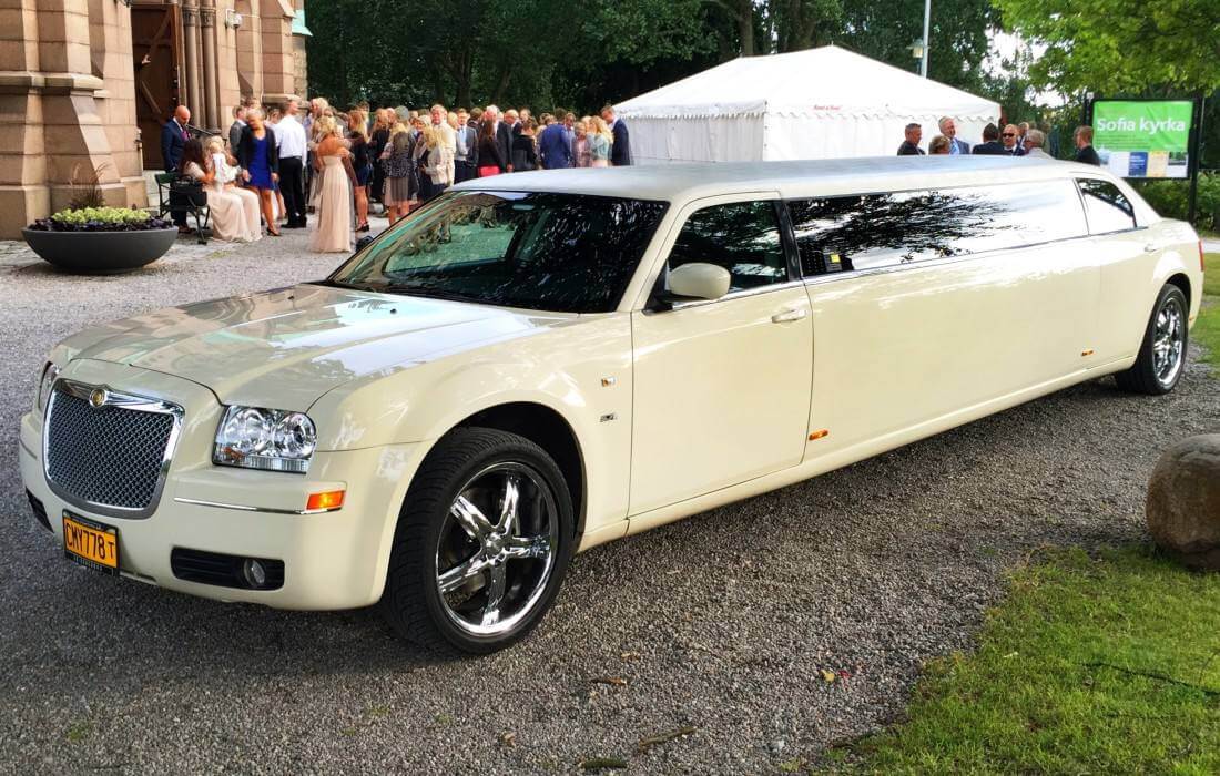 Hos Crownlimo kan du hyra Chrysler limousine