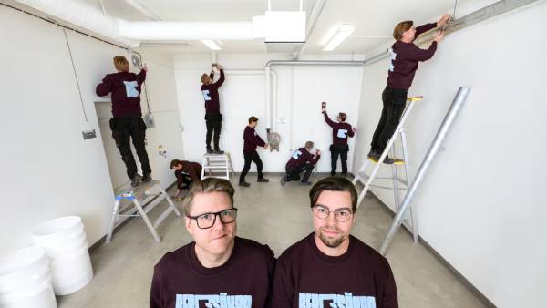 Vitt skyddsrum som har två personer som genomför en skyddsrumsbesiktning