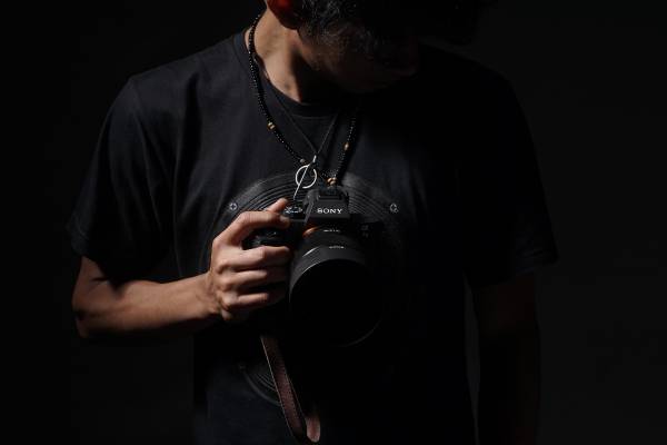 Inzoomad bild på en Sony-kamera som är väldigt populär bland prisbelönta bröllopsfotografer